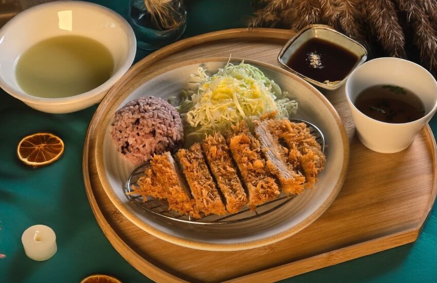 어디로튈지몰라 흑돼지등심돈가스 정식