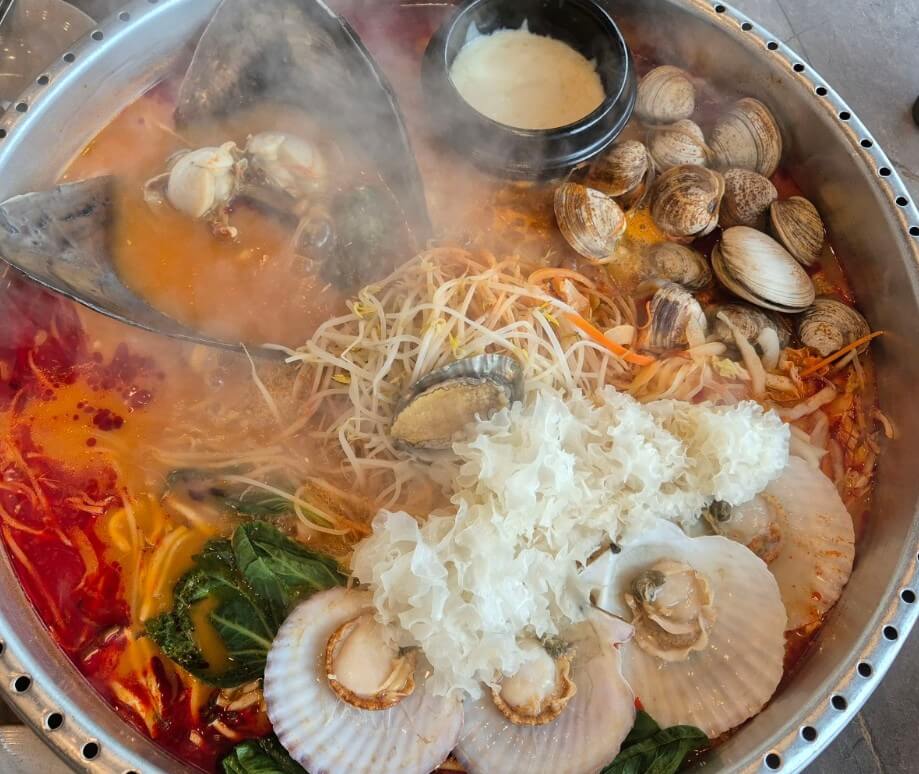 각종 해산물과 조개가 푸짐하게 들어간 오늘N 52cm 대왕짬뽕전골 격파중식로드