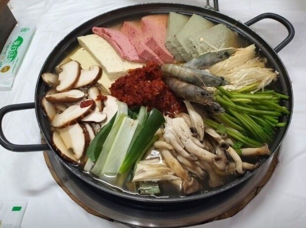 푸짐하게 들어간 오늘N 삼색두부전골