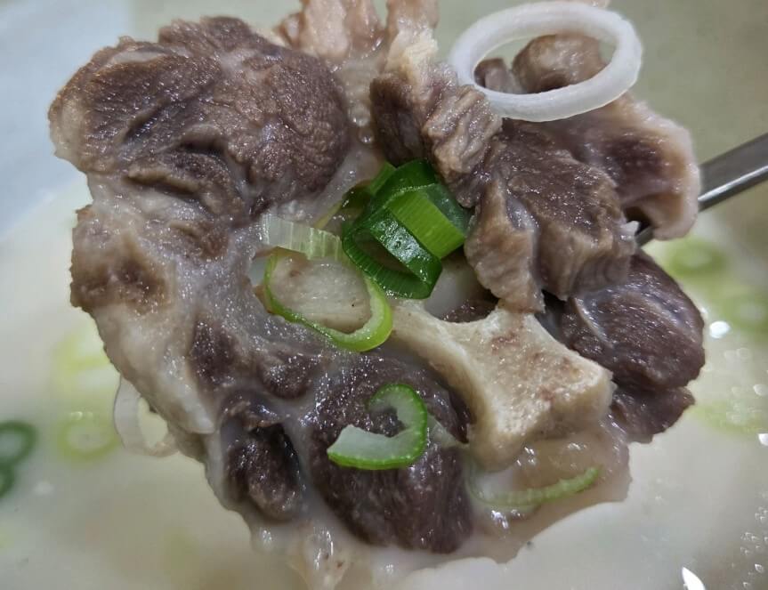 6시내고향 서울수유시장 곰탕 고기를 들어올린 모습 