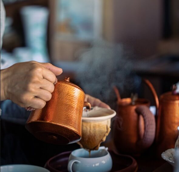동네한바퀴 동두천 커피오마카세 커피 내리는 모습