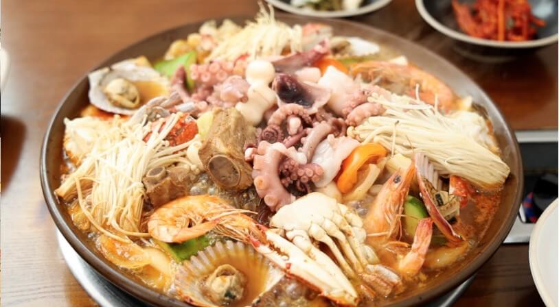 동네한바퀴 임방울거리 해물갈비찜이 끓고 있는 모습