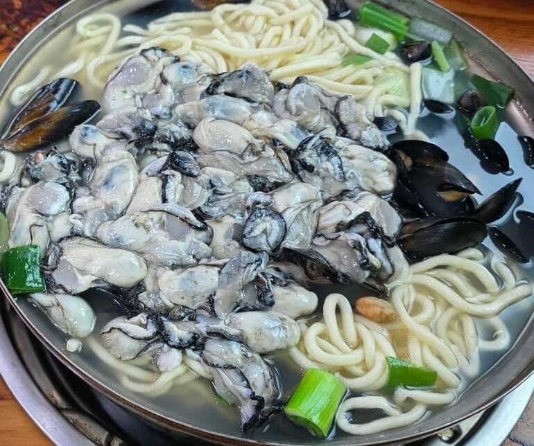 모닝와이드 굴폭탄칼국수 보글보글 끓고 있는 모습