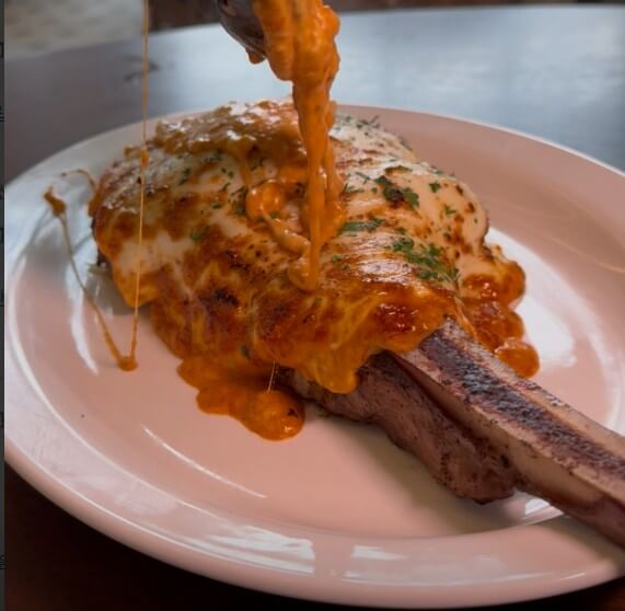 모닝와이드 치즈폭포스테이크 얼큰국물파스타 레스토랑의 치즈가 흘러내리는 스테이크