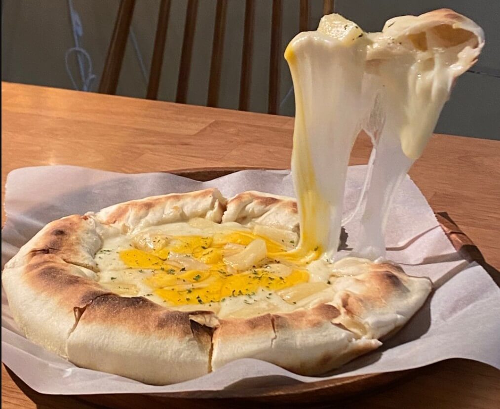 생방송투데이 하와이안피자 화성를 들어서 치즈가 늘어난 모습