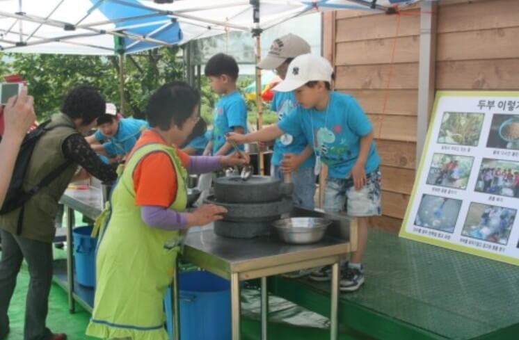 생생정보 나나랜드 체험농장 부부가 만든 꿈의 놀이터 맷돌체험하는 모습