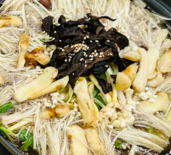 생생정보 봉화 송이전골이 끓고 있는 모습