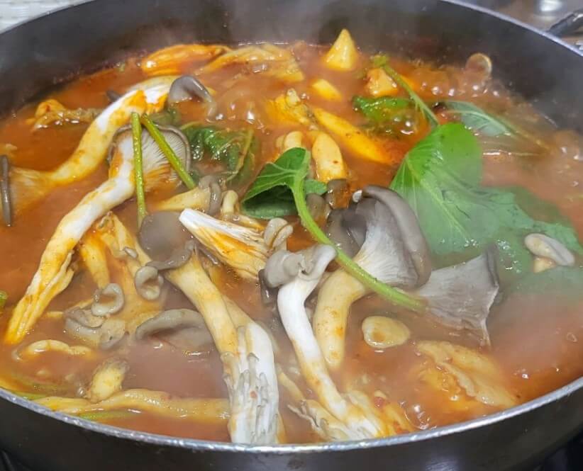 생생정보 스타밥집 류지광 37년 노포 닭볶음탕 끓이는 모습