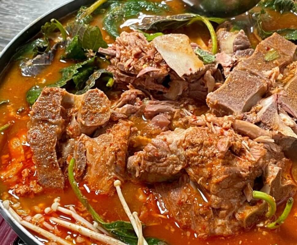 생생정보 영순할머니의 감자탕이 끓고 있는 모습