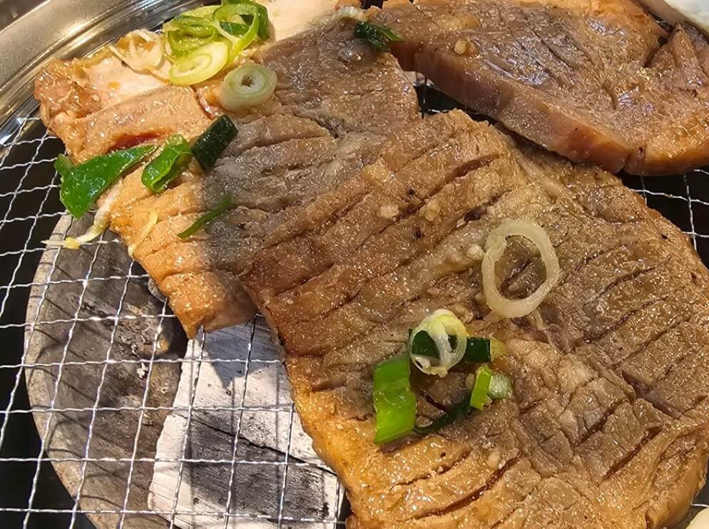 어디로튈지몰라 돼지갈비 굽는 모습