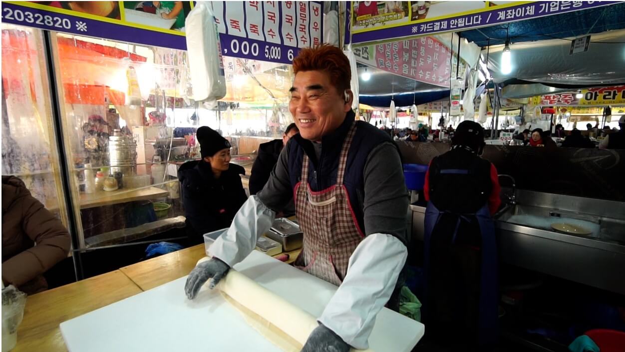 한국기행 밀가루가 좋아서 경기 성남 무한리필 칼국수를 만드는 모습