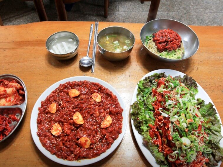 한국인의밥상 진주중앙시장 육회비빔밥 한상 차림