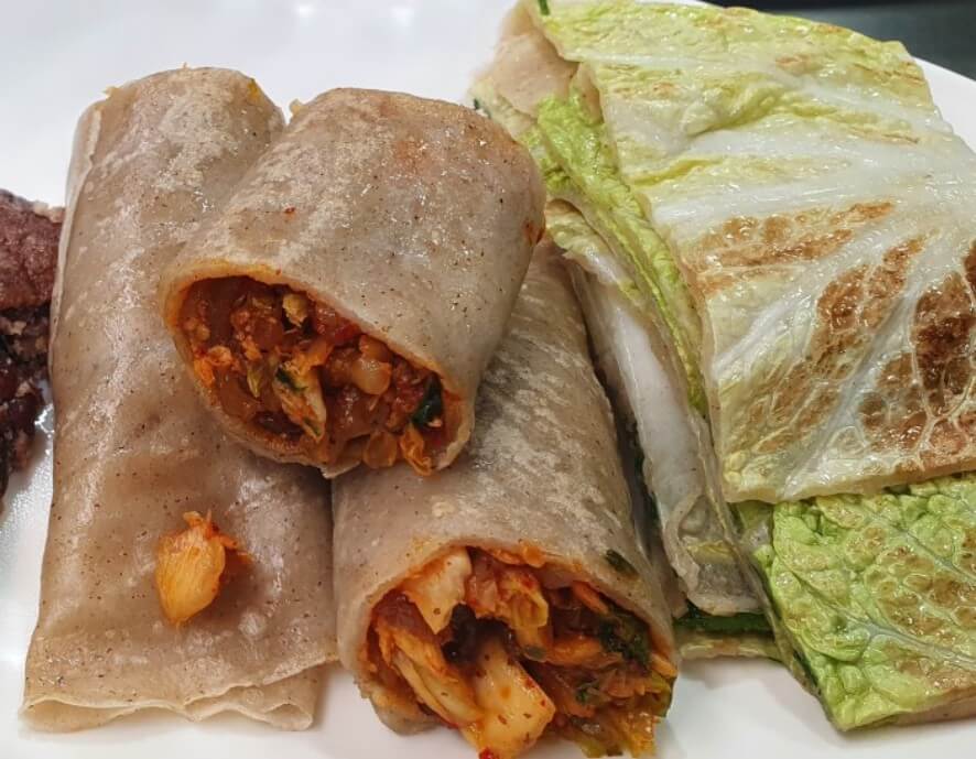 6시내고향 영월서부시장 배추전 메밀전병을 반으로 자른 모습