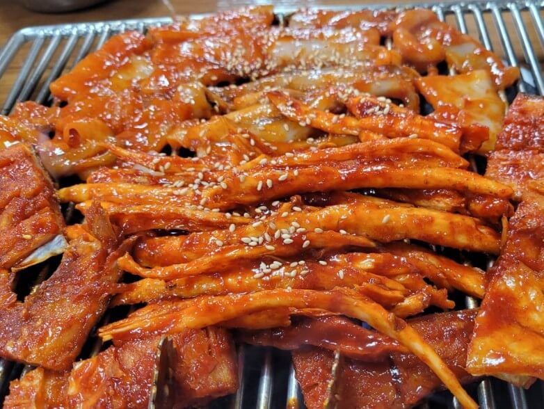 6시내고향 평창 황태석쇠구이 황태해장국 맛집 황태석쇠구이 굽는 모습