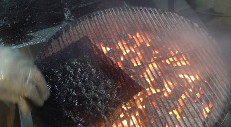 극한직업 숯불구이김 굽는 모습