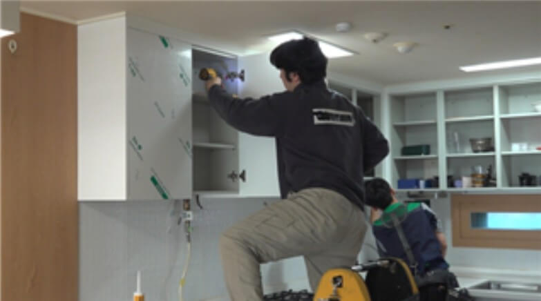 극한직업 주방수리 싱크대수리 하는 모습