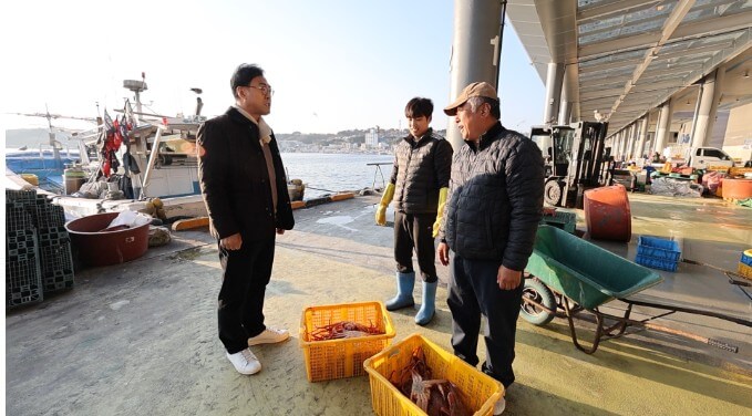 동네한바퀴 울진 아버지와 아들 대게 경매하는 모습