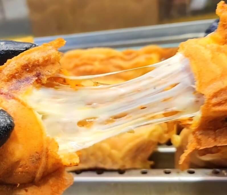 동네한바퀴 청주사창시장 붕어빵의 치즈가 늘어나는 모습
