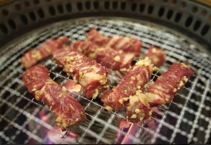 매일아침 마늘한우갈비 굽는 모습