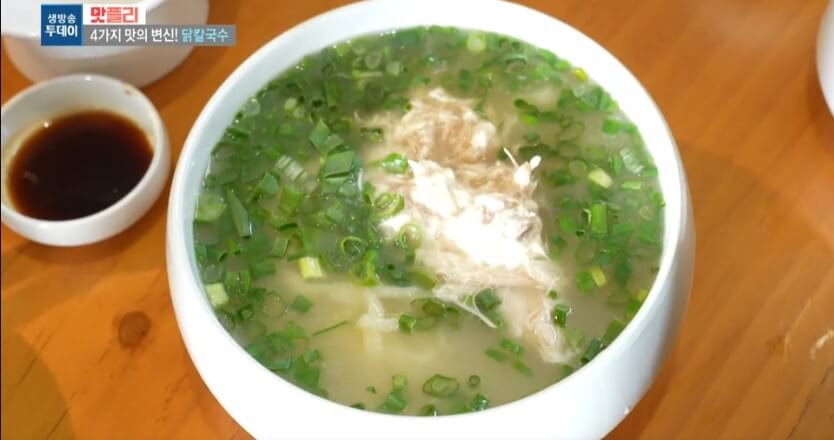 모닝와이드 닭칼국수 닭껍질만두 방송에 소개된 수원 화홍칼국수의 푸짐한 닭반마리 칼국수