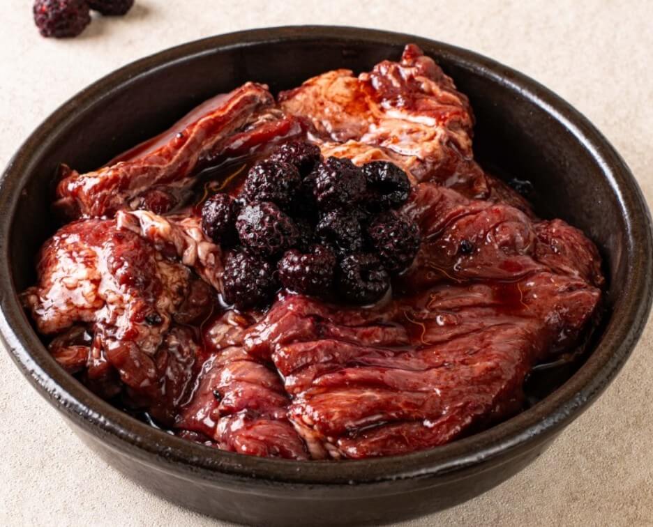 생방송투데이 복분자갈비를 뚝배기에 담은 모습