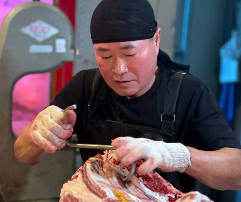 생생정보 40년 한우발골대가 고기 손질하는 모습