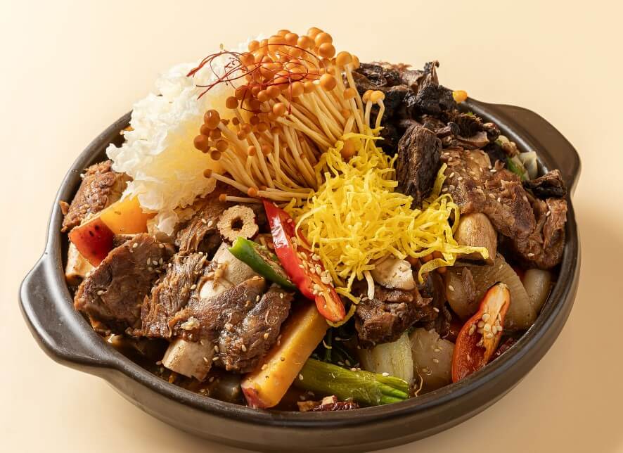 생생정보 결정적한수 오색소갈비찜한상 오색소갈비찜을 냄비에 담은 모습
