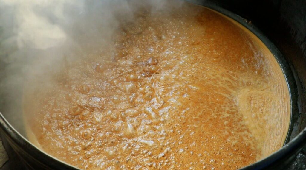 한국기행 달콤한 겨울 경기 파주 조청울 가마솥에서 끓이는 모습